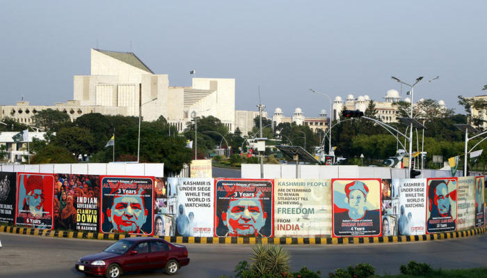 Ein Blick auf Werbetafeln, die von pakistanischen Behörden zur Unterstützung der kaschmirischen Muslime im indisch verwalteten Kaschmir in Islamabad aufgestellt wurden. Foto: epa/Sohail Schahzad