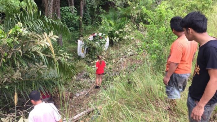 Ein mit Touristen beladene Minibus landete bei einem Unfall im Graben. Foto: The Thaiger