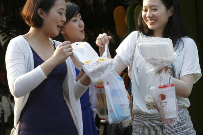 Die Bevölkerung wird aufgerufen, auf Plastiktüten zu verzichten. Foto: epa/Narong Sangnak