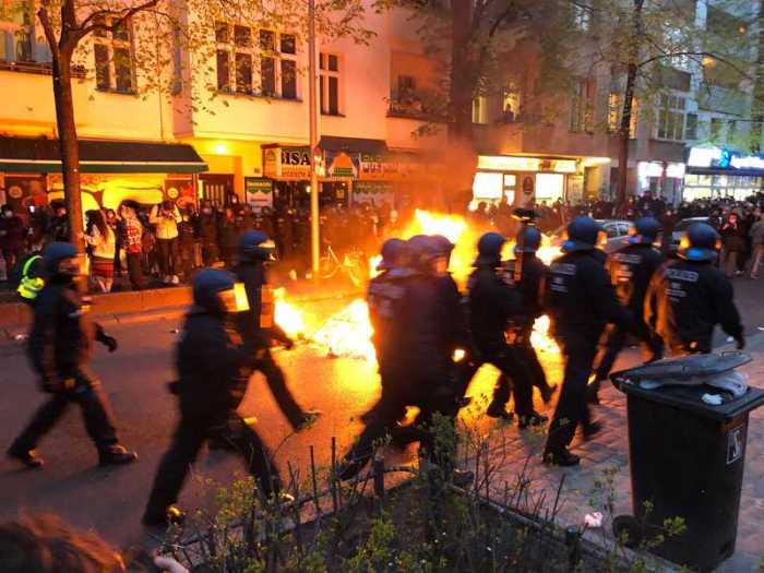 Feuer brennt beim Demonstrationszug linker und linksradikaler Gruppen unter dem Motto «Demonstration zum revolutionären 1. Mai». Foto: Andreas Rabenstein/dpa