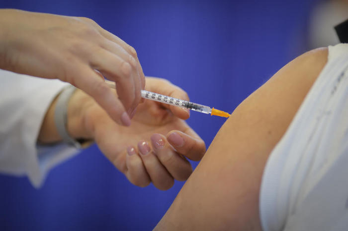 Eine Gesundheitshelferin erhält ihre erste Dosis des COVID-19-Impfstoffs. Foto: epa/Valdrin Xhemaj