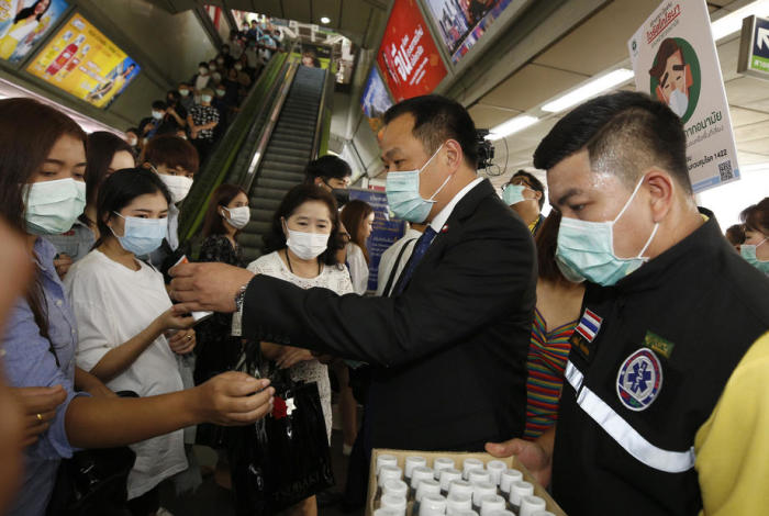 Gesundheitsminister Anutin Charnvirakul (2.v.r.) beim Verteilen von Atemschutzmasken an die Bevölkerung in Bangkok. Foto: epa/Narong Sangnak