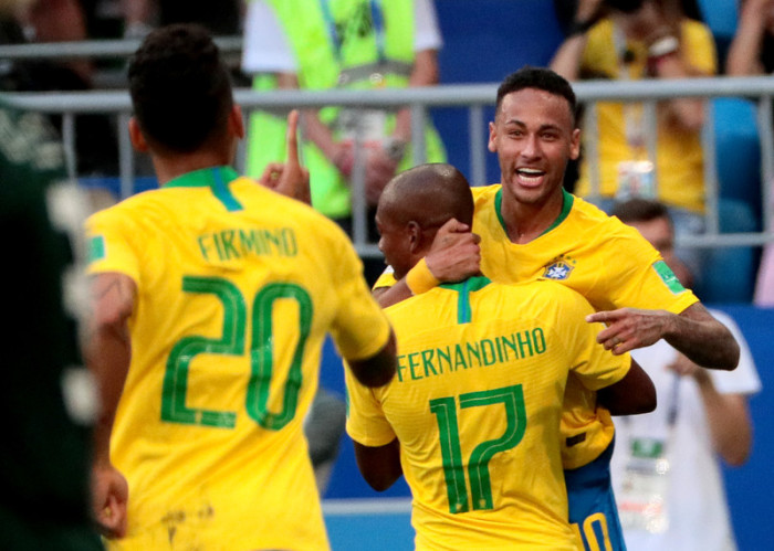 Roberto Firmino (l.) feiert mit Fernandinho (M.) und Neymar (r.). Foto: epa/Wallace Woon