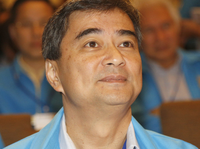 Der Anführer der Demokraten, Abhisit Vejjajiva, spricht sich für eine Dezentralisierung der politischen und administrativen Machtstrukturen aus.  Foto: epa/Narong Sangnak