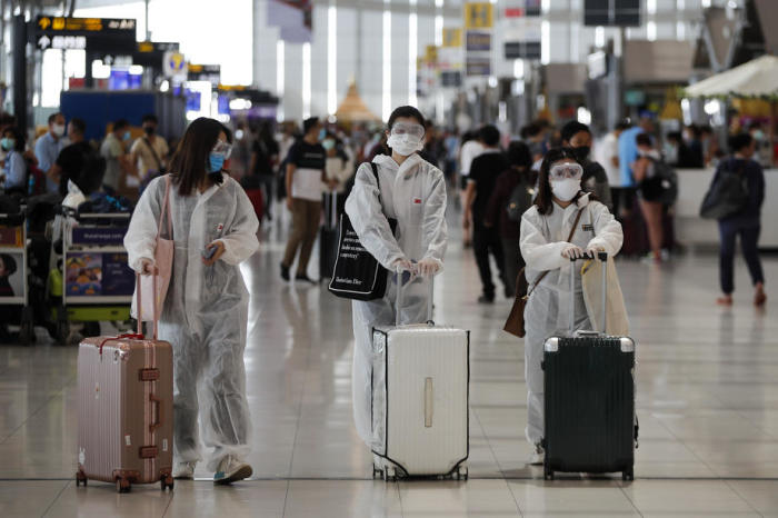 Chinesische Touristinnen am Suvarnabhumi International Airport tragen Schutzanzüge, um sich vor einer Coronavirus-Infektion zu schützen. Foto: epa/Diego Azubel