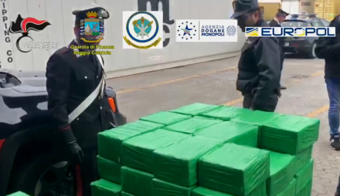 Mitarbeiter der italienischen Finanzpolizei, Carabinieri und von Europol finden Pakete mit Kokain in Bananenkisten im Hafen Gioia Tauro. Foto: -/Guardia Di Finanza/dpa