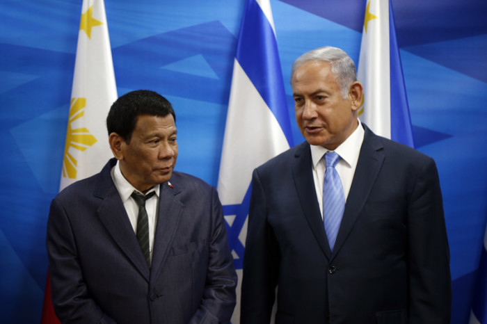 Der israelische Premierminister Benjamin Netanyahu (r.) steht neben dem philippinischen Präsidenten Rodrigo Duterte. Foto: epa/Ronen Zvulun
