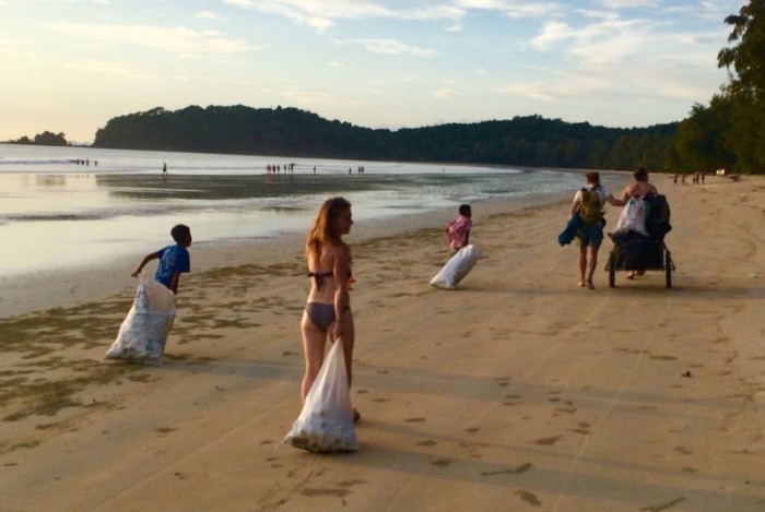 Strandsäuberung in Thailand: Oft sind es umweltbewusste Touristen, die selbst Hand anlegen – oder Umweltaktionstage von thailändischen Organisatoren, die eine saubere Natur zum Ziel haben. 