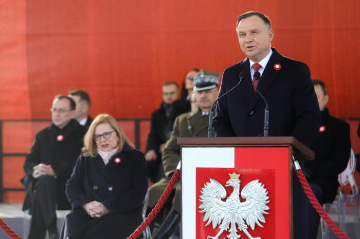 Der polnische Präsident Andrzej Duda (R) während der Zeremonie auf dem Pilsudski-Platz in Warschau. Foto: epa/Rafal Guz
