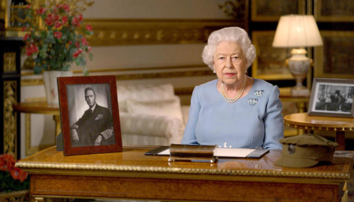 Großbritanniens Königin Elisabeth II. bei ihrer Ansprache an die Nation und den Staatenbund anlässlich des 75. Jahrestages, dem Ende des zweiten Weltkrieges, im Schloss Windsor. Foto: epa/Buckingham Palace