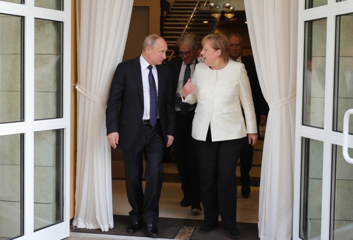 Der russische Präsident Wladimir Putin (l.) und die deutsche Bundeskanzlerin Angela Merkel (r.) in der Bocharov Ruchei Residenz in Sotschi. Foto: epa/Michael Klimentyev