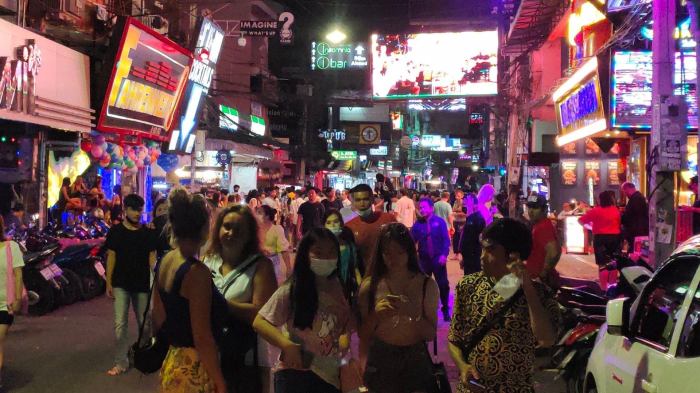 So gut besucht wie am letzten langen Wochenende präsentierte sich Pattayas Walking Street schon lange nicht mehr. Einheimische Touristen strömten durch die Nightlife-Meile. Foto: เรารักพัทยา