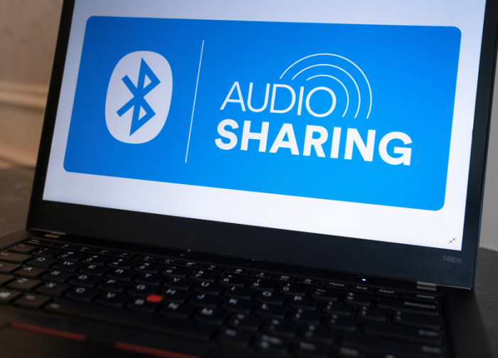 Der Schriftzug «Audio Sharing» wird neben einem Bluetooth-Symbol auf einem Bildschirm eines Laptops angezeigt. Foto: Florian Schuh/Dpa 