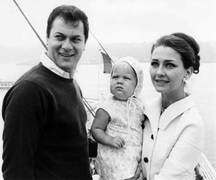 Das damalige Schauspieler-Ehepaar Tony Curtis und Christine Kaufmann mit ihrer damals einjährigen Tochter Alexandra an Bord des Passagierschiffes «France» in New York auf dem Weg nach Europa (Archivfoto von 1965). Foto: dpa/UPI