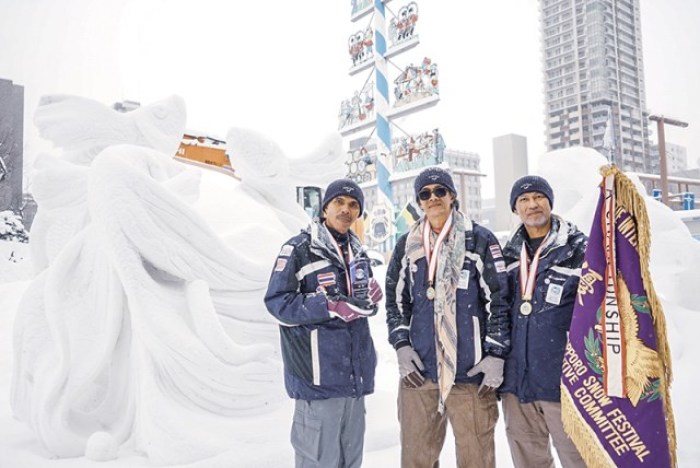 Die überglücklichen Sieger vor ihrer Eisskulptur mit dem Namen „Betta Brilliance – Die Schönheit und Stärke von Thailand“. Foto: TAT