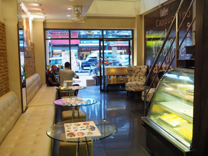 Ein cleveres Konzept: Die Bakery Café Bar bietet frische Kaffee- oder Tee-Spezialitäten, leckere Snacks, Kuchen und Eiscrème sowie Immobilien-Management im Obergeschoss.