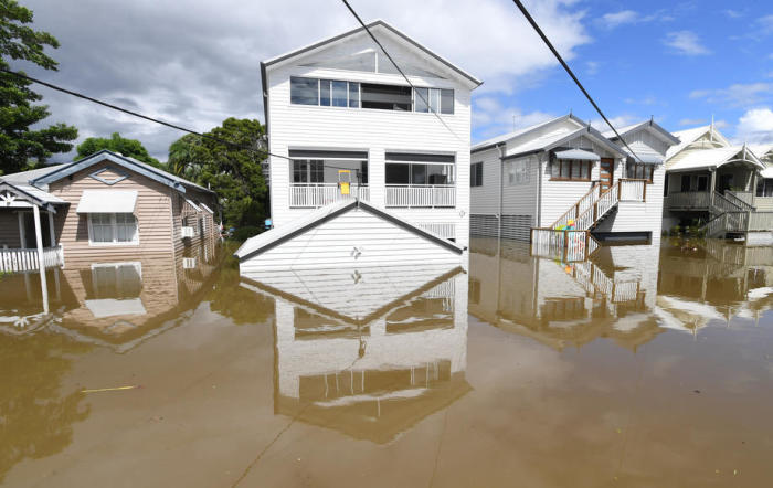 Im Vorort Auchenflower in Brisbane werden Häuser von den Fluten verschlungen. Foto: epa/Darren England