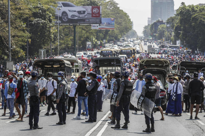 Polizei-Beamte sprechen mit Demonstranten, die während eines Protestes gegen den Militärputsch ihre Lastwagen blockierten, in Yangon. Foto: epa/Nyein Chan Naing