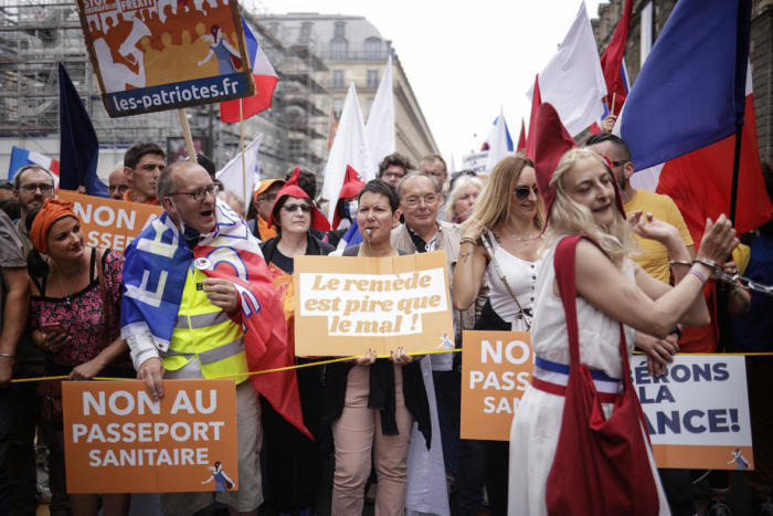Tausende von Demonstranten versammeln sich bei der Louvre-Pyramide während einer Demonstration gegen die COVID-19-Impfung in Paris. Foto: epa/Yoan Valat