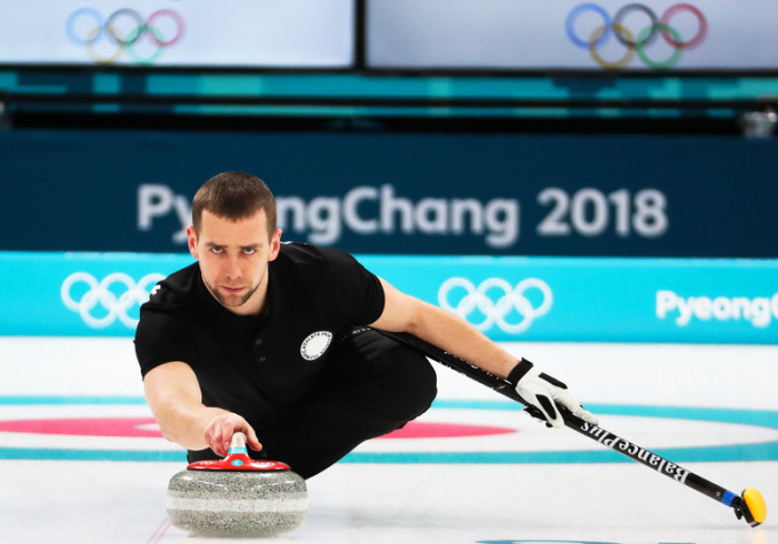 13.02.2018, Südkorea, Gangneung, Olympia, Curling Mixed: Spiel um Platz 3: Norwegen - OAR im Curling-Zentrum: Alexander Kruschelnizki vom Team 