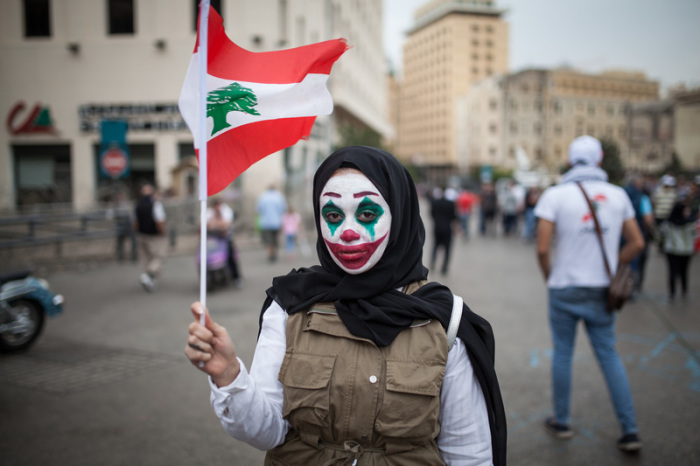 Das Gesicht einer Demonstrantin ist mit den Farben der libanesischen Flagge bemalt. Foto: Bilal Tarabey/Le Pictorium Agency Via Zuma/dpa