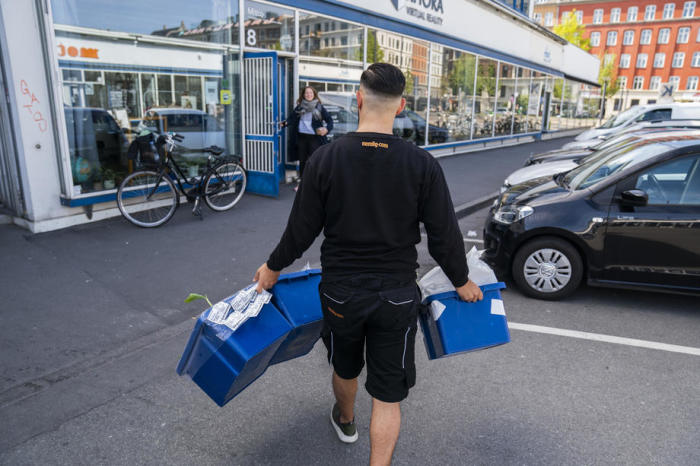 Ein Spediteur eines Online-Shopping-Unternehmens, liefert Waren an Verbraucher in Broendby, einem Vorort von Kopenhagen. Foto: epa/Martin Sylvest