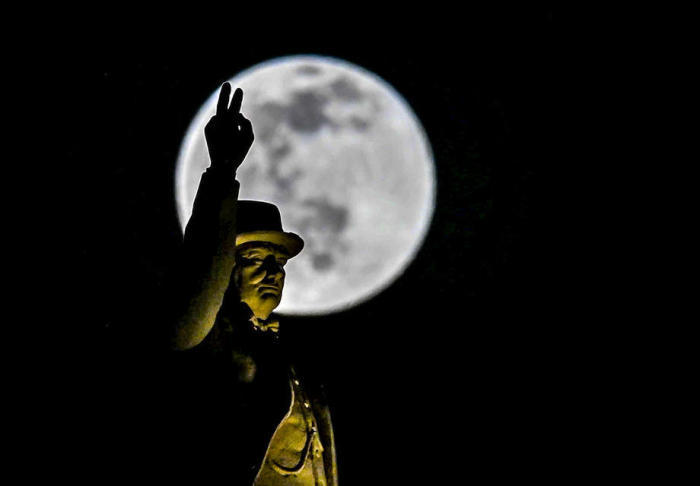 Der Erste Vollmond des Jahres 2021, Wolfsmond genannt, geht hinter der Statue von Sir Winston Churchill auf dem Gipfel des mazedonischen Ministeriums auf. Foto: epa/Georgi Licovski