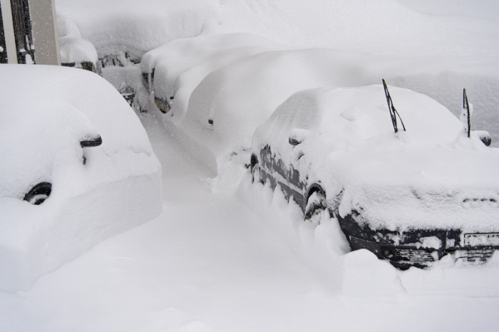 Im Schnee steckengebliebene Autos, abgebildet in Davos Laret. Foto: epa/Gian Ehrenzeller