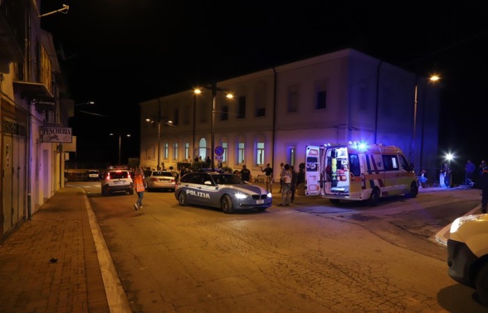 Notfallpersonal und Leute auf der Straße. Nach ein 5.3 Erdbeben in Montecilfone, Molise Region. Foto: epa/Nicola Lanese