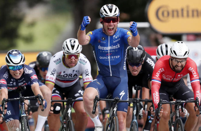 Der Engländer Mark Cavendish vom Deceuninck Quick-Step Team feiert den Sieg der 4. Etappe der Tour de France 2021. Foto: epa/Guillaume Horcajuelo