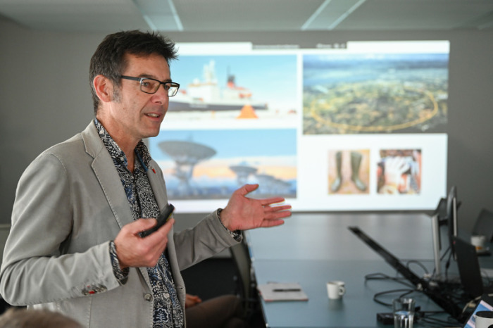 Martin Wikelski, Projektleiter von „Icarus“, informiert Pressevertreter über weitere Einzelheiten zu dem Forschungsprojekt zur Tierbeobachtung aus dem All. Foto: Felix Kästle/dpa