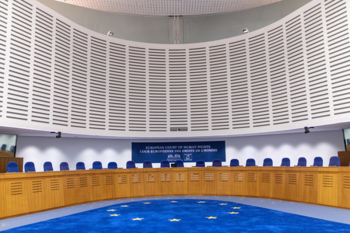 Blick in den Gerichtssaal des Europäischen Gerichtshofs für Menschenrechte (EGMR) vor der Urteilsverkündung in Straßburg. Foto: epa/Patrick Seeger