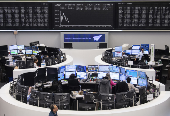 Blick in den großen Handelssaal der Börse - die Aktienkurve des DAX zeigt einen neuen Höchstwert. Foto: Boris Roessler/Dpa