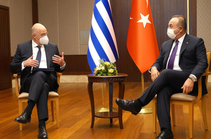 Der türkische Außenminister Mevlut Cavusoglu (R) im Gespräch mit dem griechischen Außenminister Nikos Dendias (L) während eines Treffens in Ankara. Foto: epa/Charis Akriviadis/handout