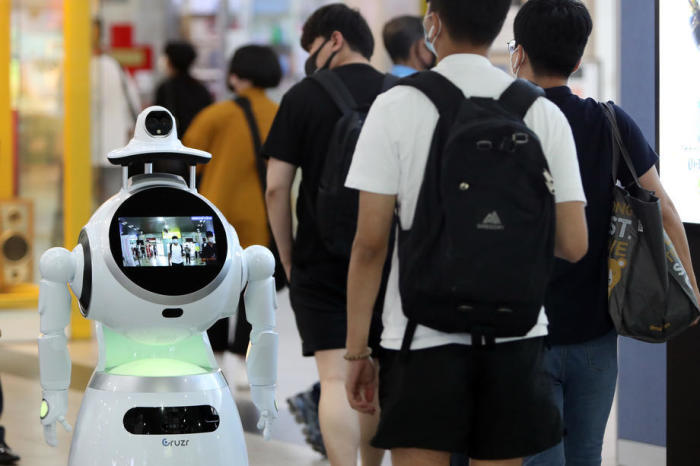 Ein Roboter mit künstlicher Intelligenz überprüft die Körpertemperatur von Passagieren in einem Busbahnhof in Südkorea. Foto: epa/Yonhap