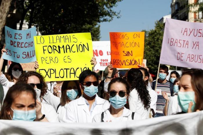 Ein Arzt protestiert während eines Streiks in Madrid. Foto: epa/J.j. Guillen