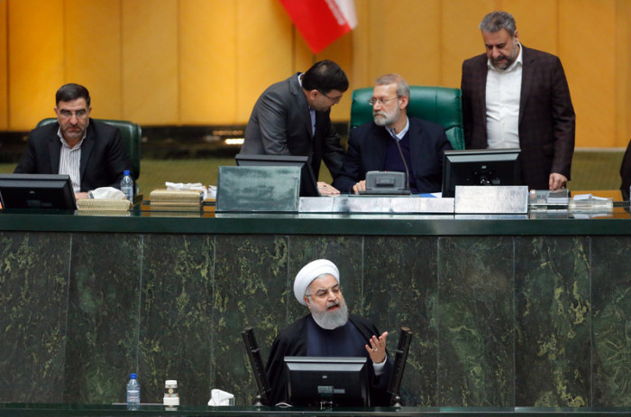  Der iranische Präsident Hassan Rouhani (unten) hält eine Rede im iranischen Parlament. Foto: epa/Abedin Taherkenareh