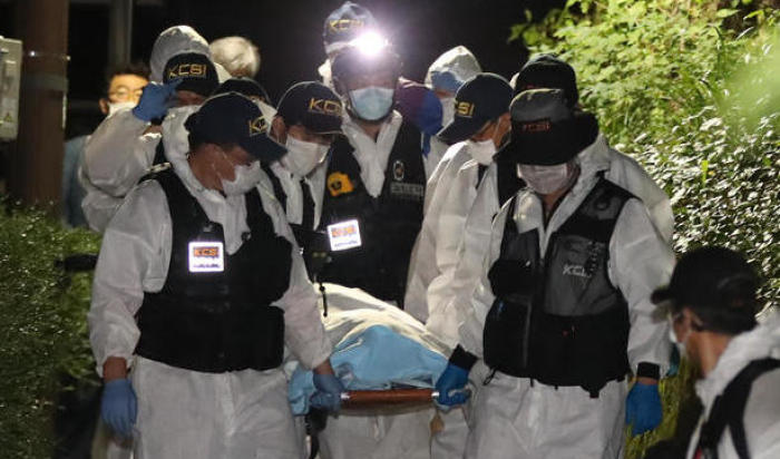 Polizeibeamte tragen die Leiche des Bürgermeisters von Seoul, Park Won-soon, auf einer Bahre auf dem Berg Bukak, nördlich von Seoul. Archivfoto: epa/YONHAP