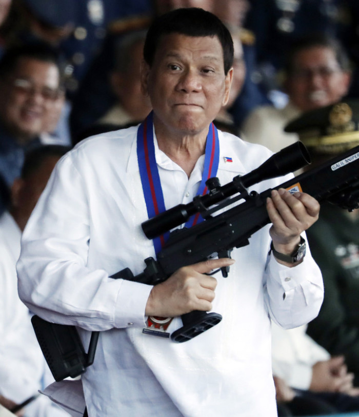 Persönlich erschießen, wird Präsident Duterte Konsumenten von Partydrogen wahrscheinlich nicht, doch mit Androhung der Todesstrafe, will er Rauschgiftvergehen bekämpfen. Foto: epa/Francis R. Malasig