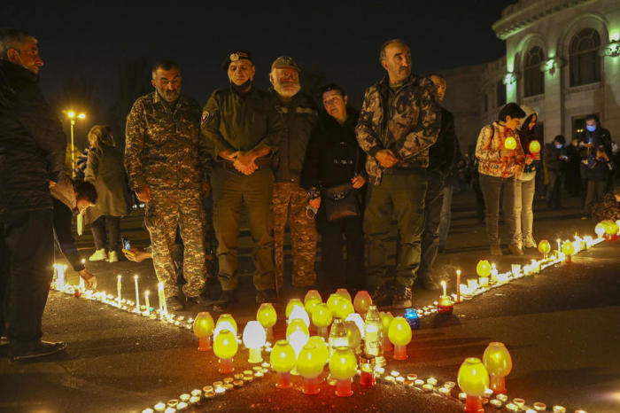 Armenische Menschen nehmen an einer Gedenkfeier bei Kerzenlicht für die gemarterten Soldaten von Artsakh auf dem Platz der Freiheit in Eriwan teil. Foto: epa/Hayk Baghdasaryan