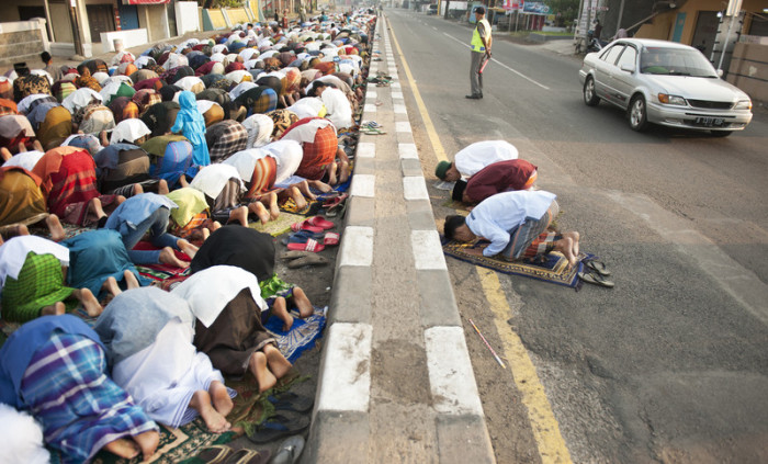 Indonesische Männer beten auf der Straße während des Eid Al-Fitr-Massengebets an der Hauptstraße in Cirebon, West-Java. Archivfoto: epa/Iqbal Kusumadirezza