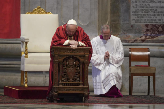 Papst Franziskus (C) feiert die Messe für die Passion Christi im Petersdom im Vatikan. Foto: epa/Andrew Medichini