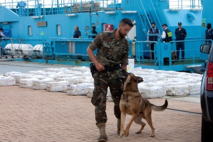 Angehörige der spanischen Steuerbehörde treffen im Hafen von Pontevedra ein, nachdem sie in Vigo 2.500 Kilogramm Kokain aus Südamerika beschlagnahmt haben. Foto: epa/Salvador Sas