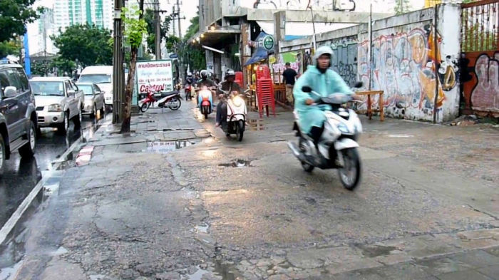 In Bangkok geht die Polizei strikter gegen Motorradfahrer vor, die auf Gehwegen fahren und kassierte mehr als 17 Millionen Baht an Bußgeldern. Foto: The Thaiger