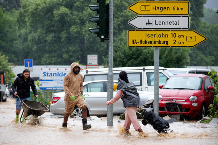 Starker Regen überflutete zahlreiche Straßen und Keller von Wohnhäusern in Hagen. Foto: epa/Friedemann Vogel