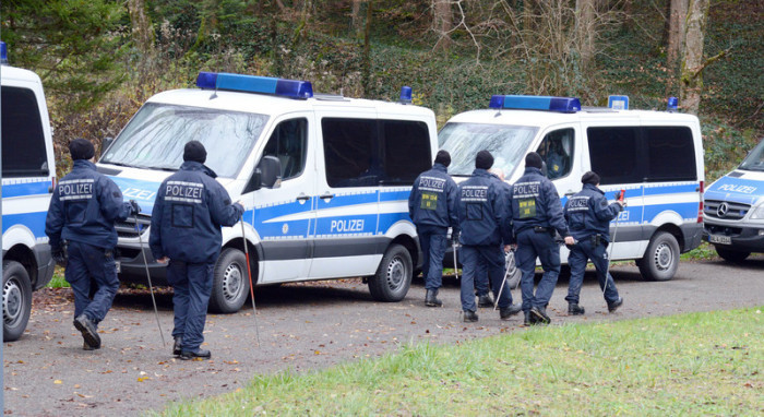 Polizeibeamte durchsuchen einen Wald bei Waldshut nach Leichenteilen. Foto: epa/Winfried Rothermel
