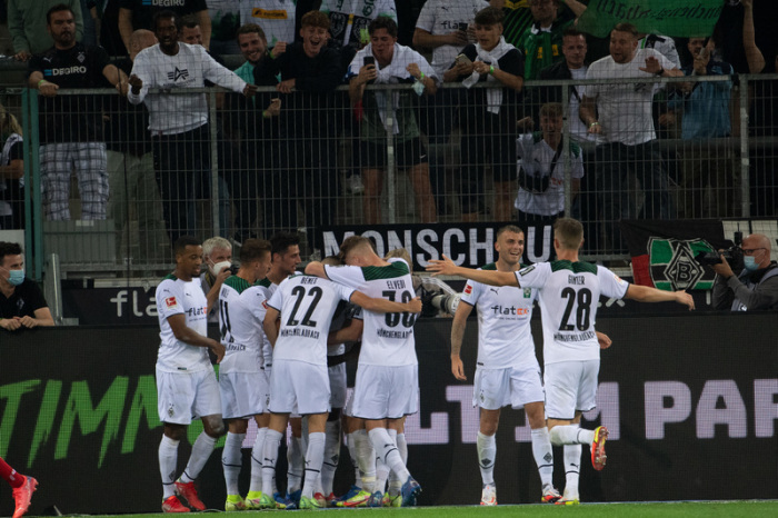 Bundesliga, Borussia Mönchengladbach - Arminia Bielefeld, 4. Spieltag, Stadion im Borussia-Park. Mönchengladbachs Spieler feiern das 3:1. Foto: Federico Gambarini/dpa