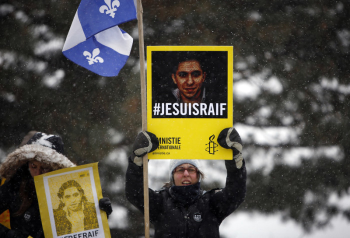 eine Frau hält ein Schild zur Unterstützung des saudi-arabischen Bloggers Raif Badawi in Ottawa. Archivfoto: epa/COLE BURSTON