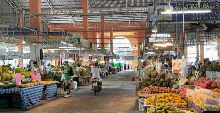 Der Rarattanakorn Market an der Thepprasit Road. Foto: Privat