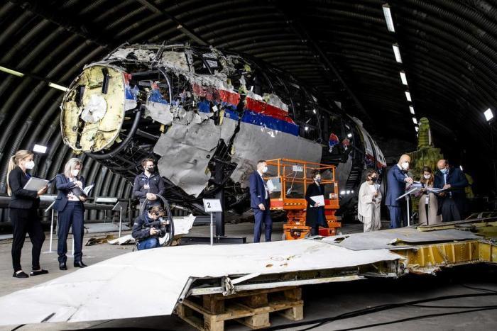 Gerichtsmitglieder betrachten die Rekonstruktion des 2014 in der Ukraine abgeschossenen Flugzeugs MH17. Foto epa/SEM VAN DER WAL